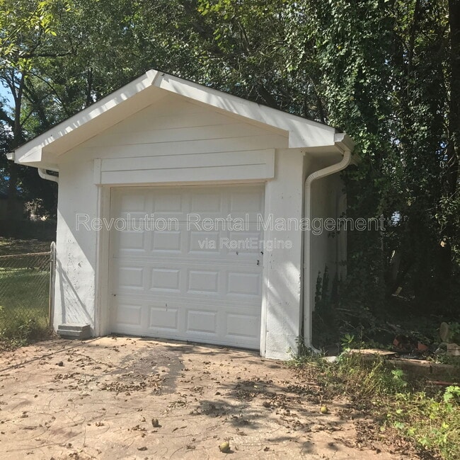 Building Photo - 2715 Larkspur Dr SE