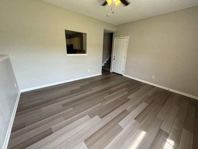 Building Photo - Spacious 3-Bed Duplex with Garage