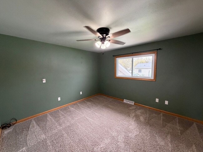 Building Photo - 5 Bed 2 Bath Single Family Home in Marshfield