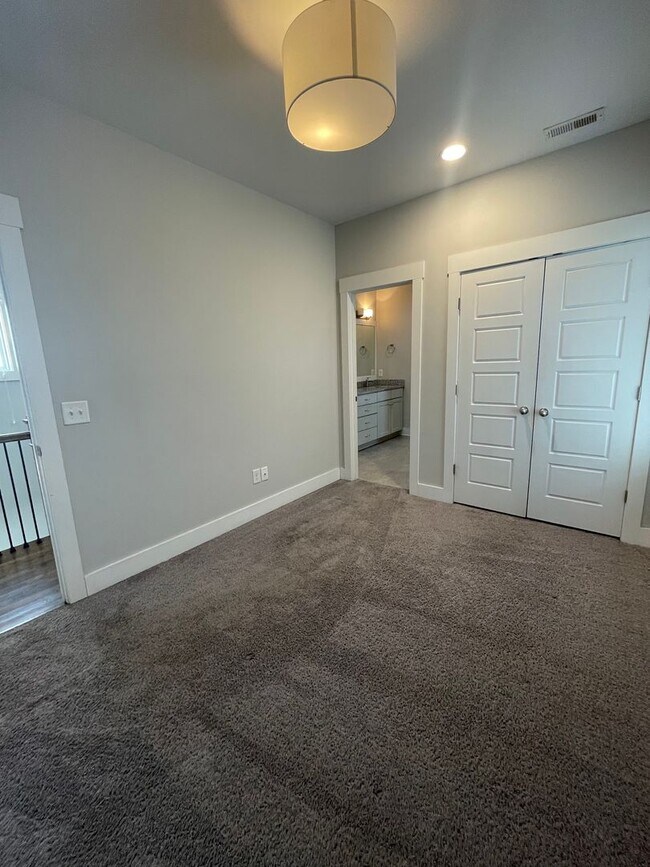 Building Photo - 1104A W Grove Ave