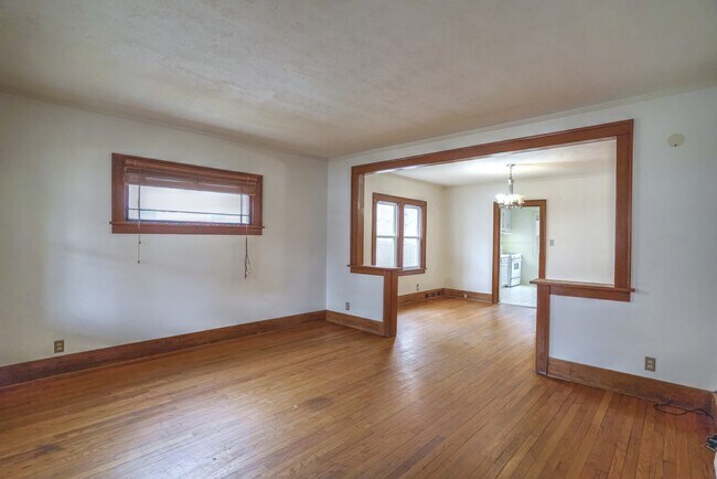 Building Photo - 525 E Eckman St