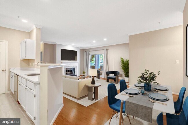 Building Photo - 1701 Lake Shore Crest Dr