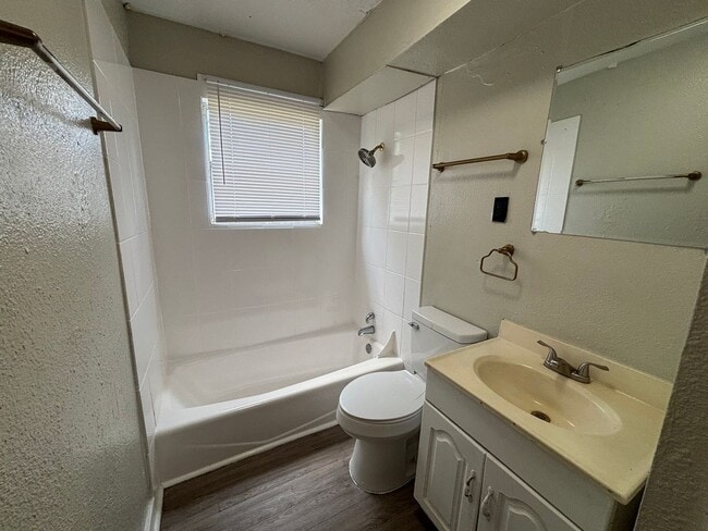 Building Photo - Lovely 5 Bedroom 2 Bathroom with a Fenced Backyard!