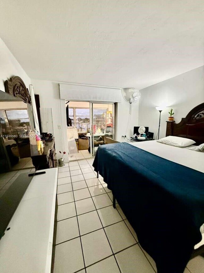 Building Photo - 303 NE 187th St