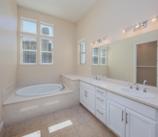 Building Photo - 6491 Bayview Dr