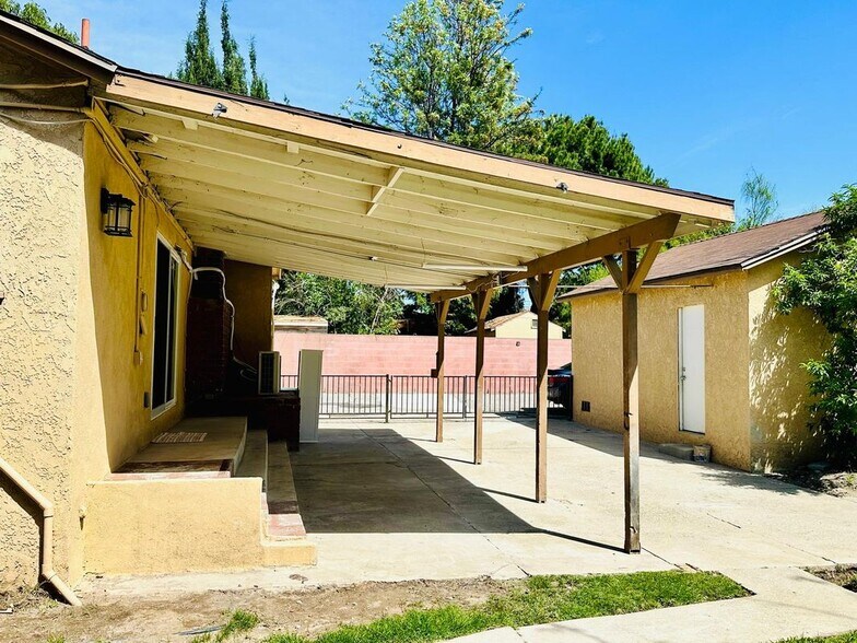 Building Photo - 1375 N Sunflower Ave
