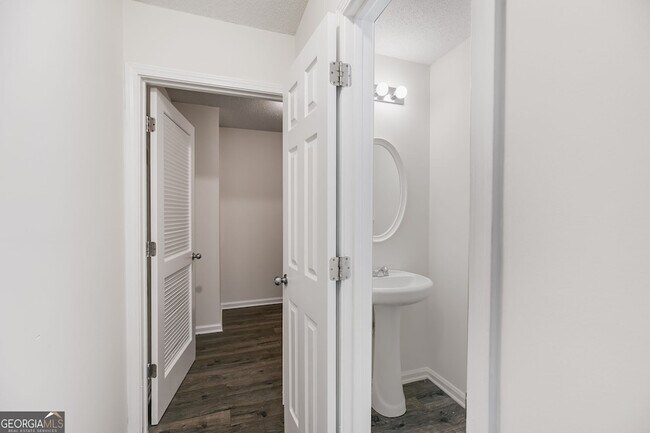 Building Photo - 6968 Foxmoor Way