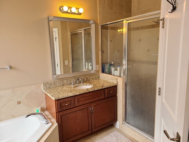 Building Photo - Beautiful unfurnished 3 bedroom, 2.5 bath ...