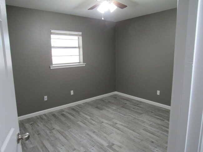 Building Photo - Contact Peggy  501 676 1758