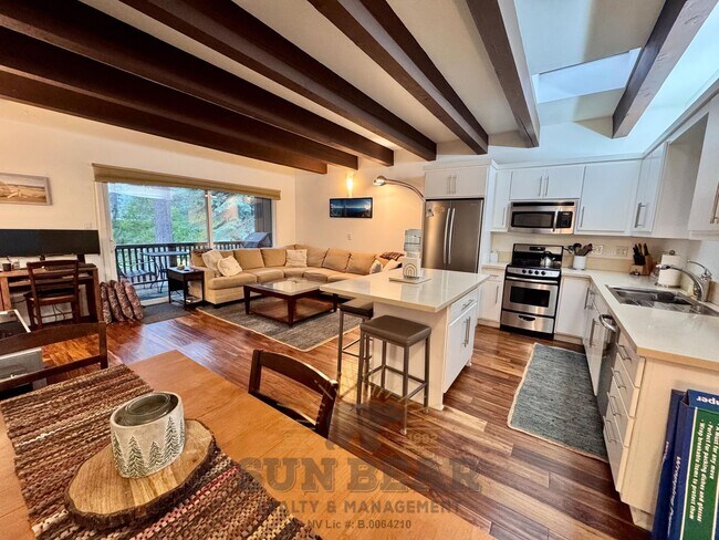 Primary Photo - Beautiful furnished 3 bedroom! Great Locat...