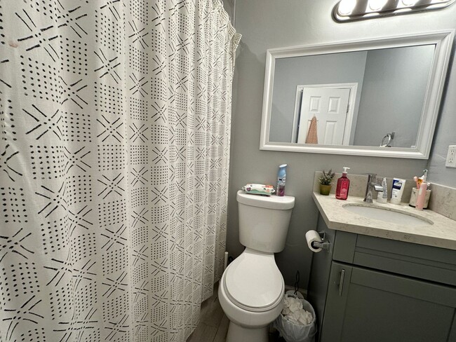 Building Photo - 2 bed 1 Bath on Adobe (Lease out, pending signatures. Check back in a few days!)