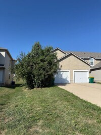 Building Photo - Great 3 Bedroom Townhome For Rent!