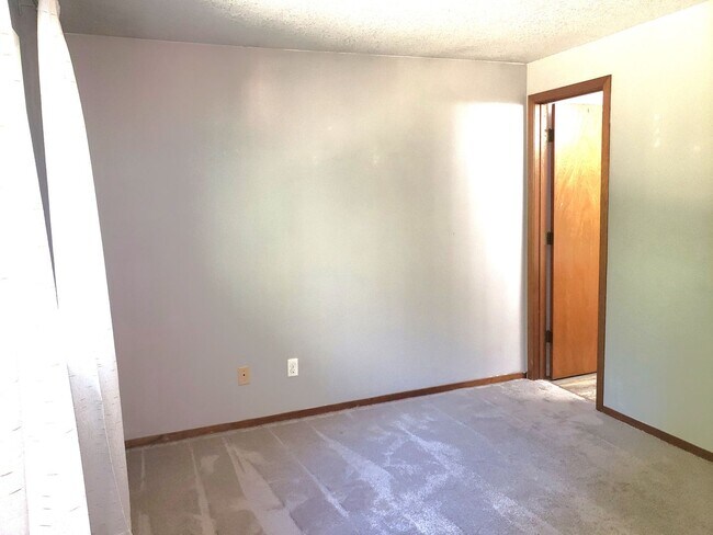 Building Photo - Charming Milwaukie House with Beautiful Ba...