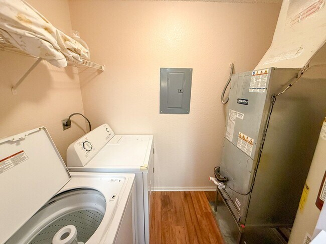 Building Photo - Windsor Park #924