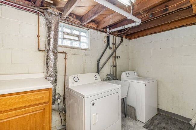 Building Photo - Beautiful 4 Bed 2 Bath Home With Fence and...