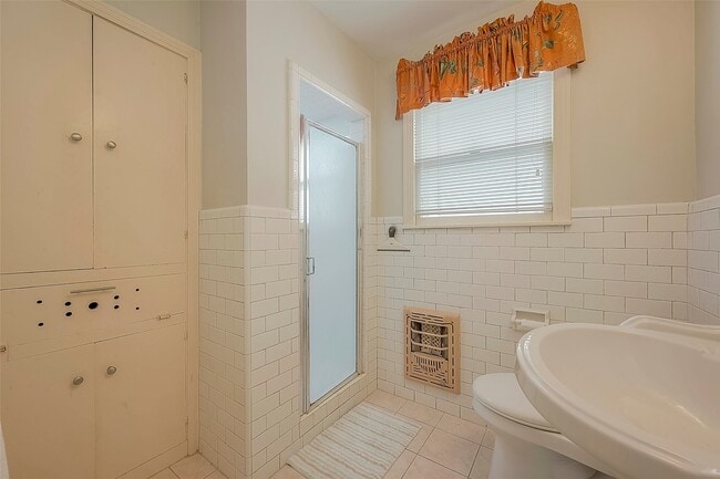 Building Photo - 1558 1/2 Castle Ct