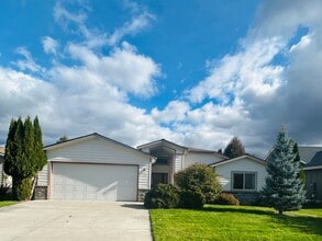 Building Photo - Beautiful Home on Village Greens with Vaulted Ceilings~A rare find!