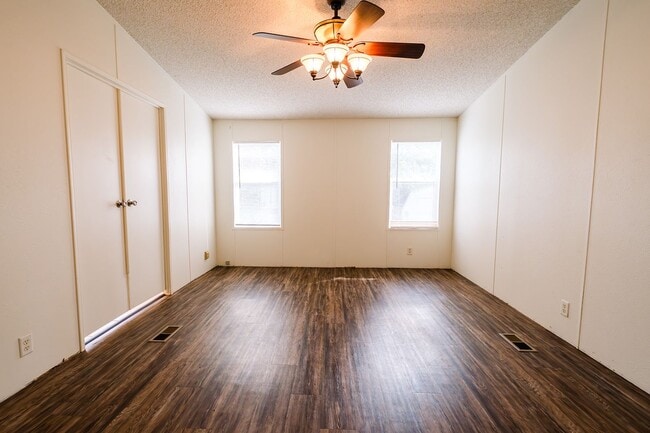 Building Photo - 3bed/2bath Mobile Home Available in Noble ...