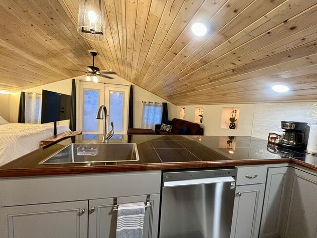 Building Photo - Beautiful efficiency apartment with balcony near UAF