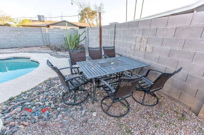 Building Photo - 1735 W Pampa Ave