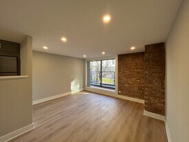 Building Photo - 1254 N La Salle Dr