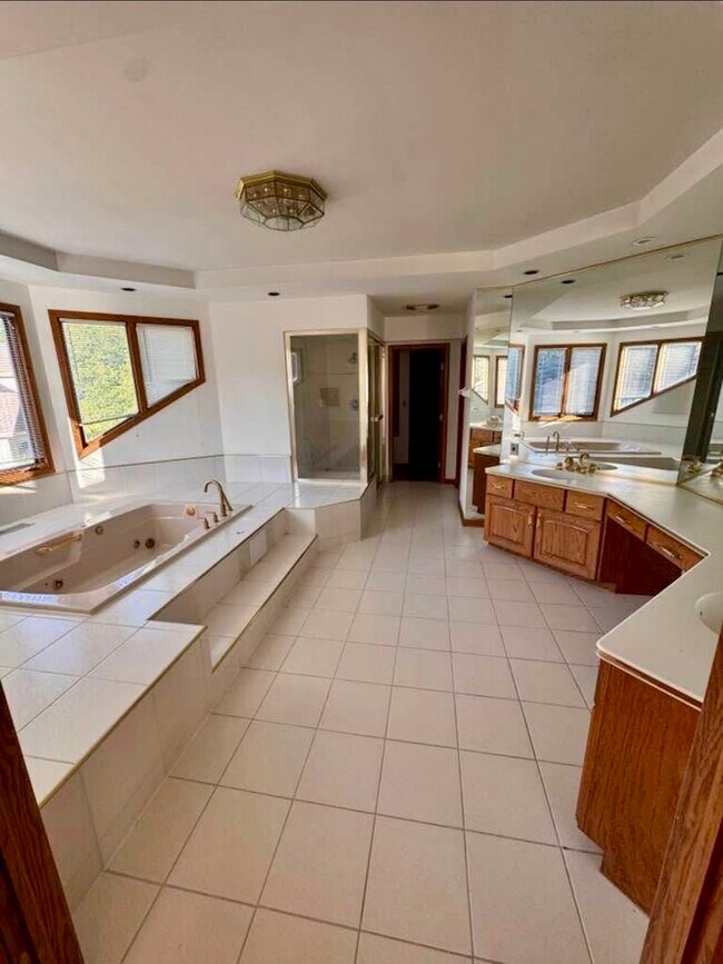 Building Photo - 8S210 Stonehedge Dr