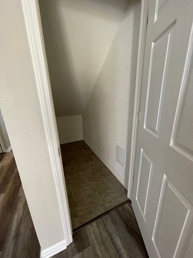 Building Photo - GREAT LOCATION! PLENTY OF STORAGE!