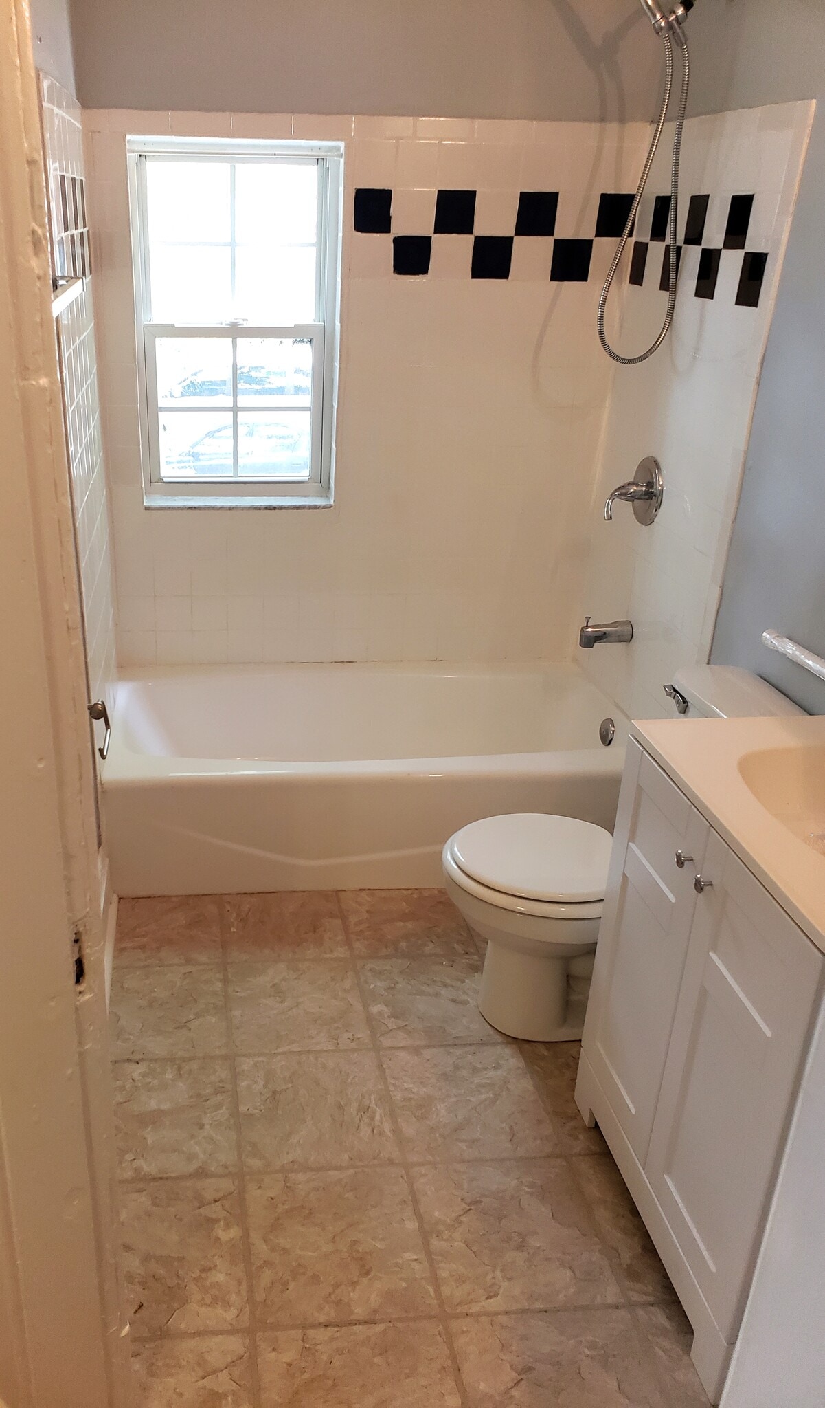 Bathroom Tub/Shower - 56 W Dodridge St