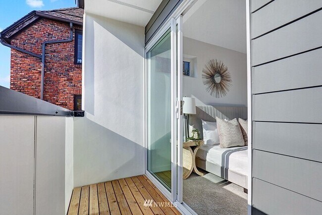 Building Photo - 632 10th Ave E