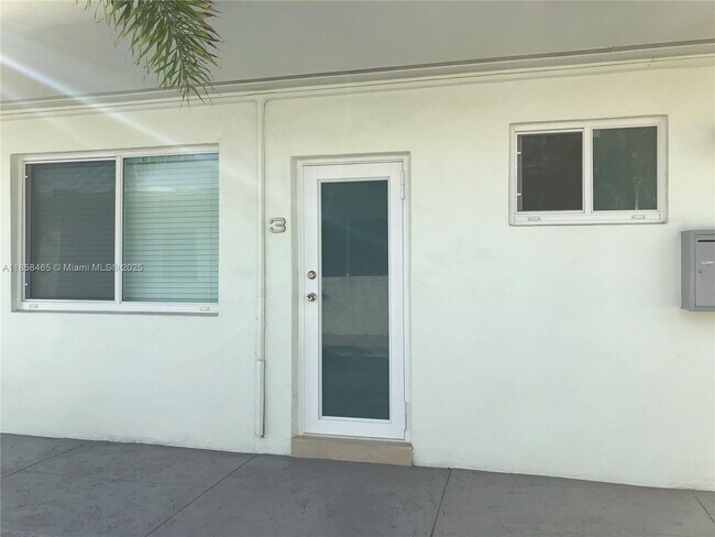 Building Photo - 8227 Crespi Blvd