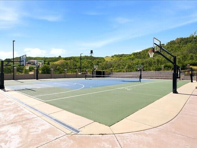 Building Photo - DRAPER  BEAUTIFUL 3 BED 2.5 BATH TOWNHOME