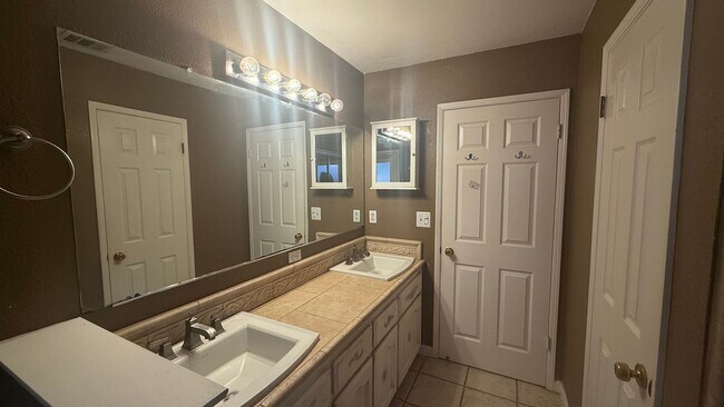 Building Photo - 3-bedroom, 2-bathroom home located in the ...