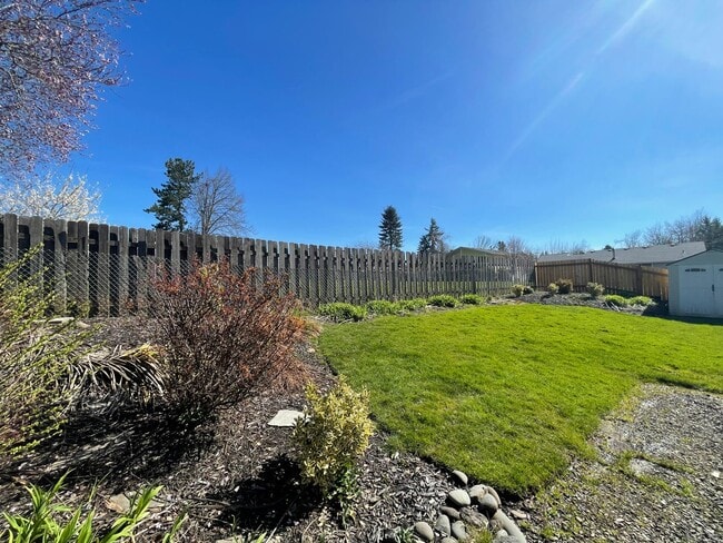 Building Photo - Beautiful 3 Bed 2 Bath House in Happy Valley!! A/C, Additional Living Area, Great for Entertaining!!