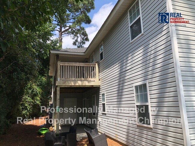 Building Photo - 3 BD/2 BA Upper Unit Condo in Hawthorne Park