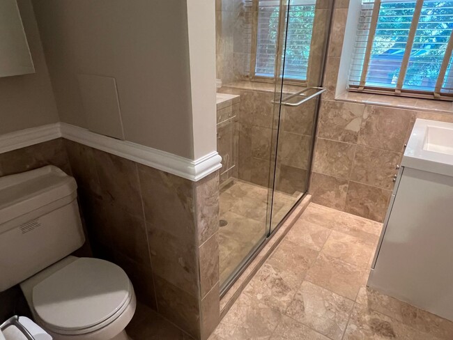 Building Photo - Move In Special! Logan Circle/ Dupont! Available Now! High End // 2 Bedroom / 2 Bathroom Condo