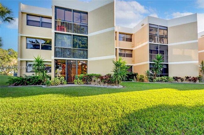 Building Photo - 16175 Golf Club Rd