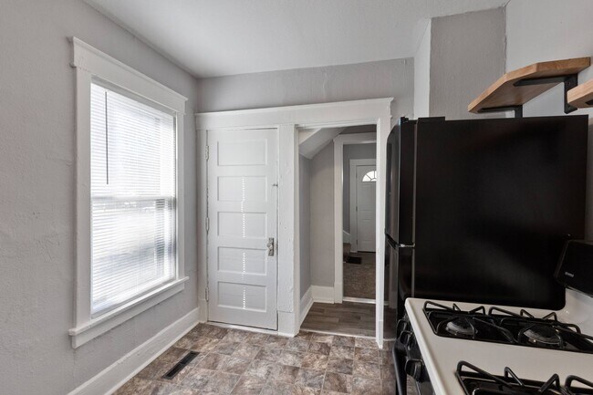 Building Photo - Don't Miss Out On This Amazing 3 bed 1 1/2...