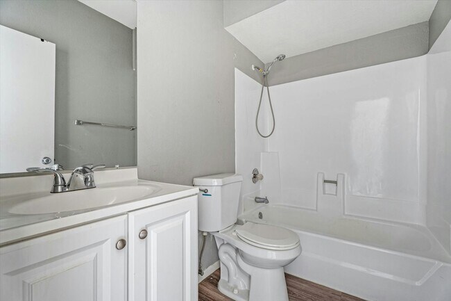 Building Photo - 2814 E Marconi Ave