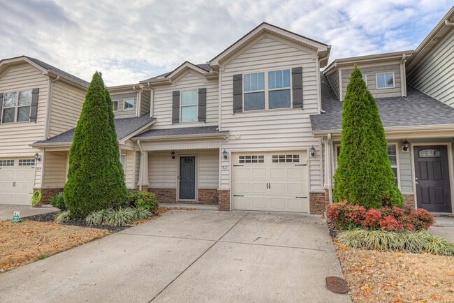 Building Photo - 911 Dahlia Dr