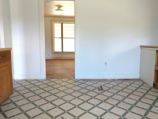 Building Photo - 2 Bedroom 1 Bathroom