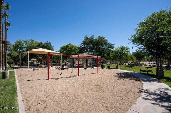 Building Photo - 1552 S Roadrunner Dr