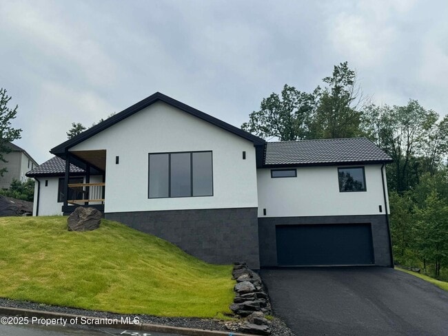 Building Photo - 203 Red Oak Dr