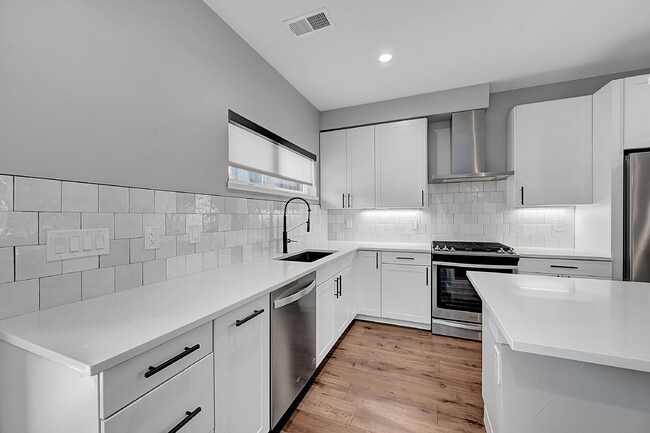 Building Photo - $3,400.00 - 2 Bedrooms, 3 Bathrooms, Townh...