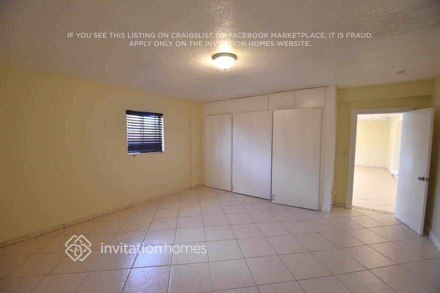 Building Photo - 623 W 63rd Dr