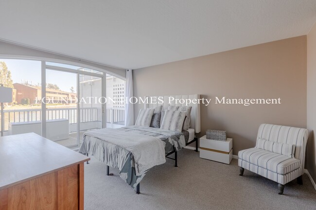 Building Photo - 2BR/2BA Waterfront Corner Condo!  Storage!  Covered Parking! FOUNDATION