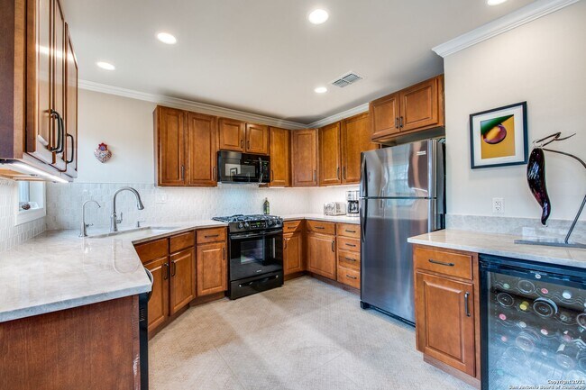 Building Photo - STUNNING 3-BEDROOM HOME WITH POOL IN ALAMO HEIGHTS