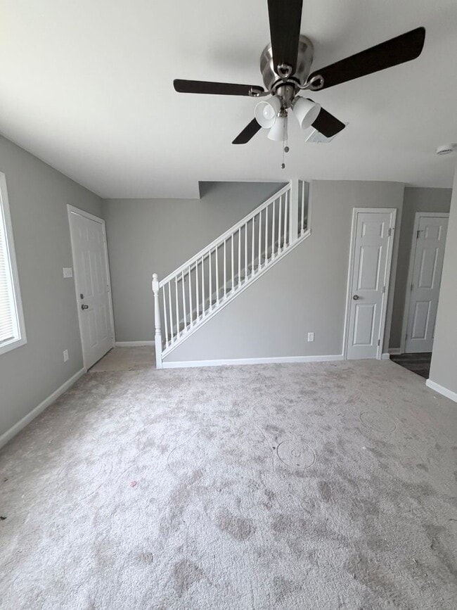 Building Photo - Newly Renovated 2-Bedroom Townhouse in a Prime Location!
