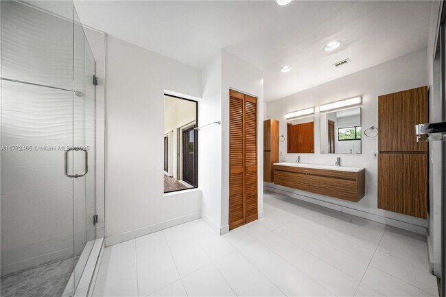 Building Photo - 511 Vittorio Ave