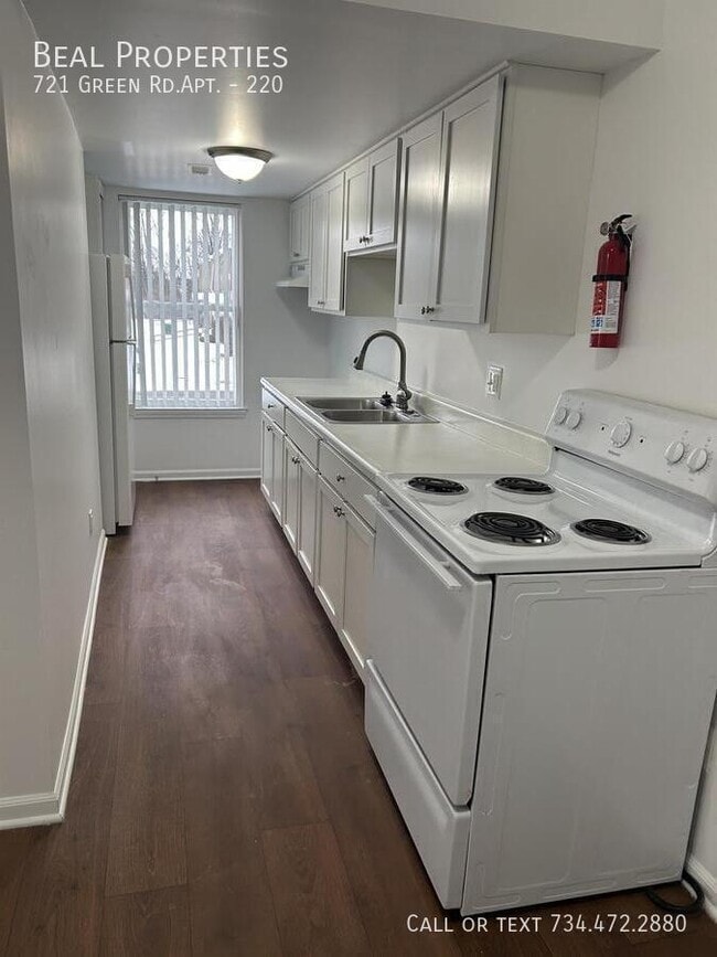 Building Photo - 721 Green Rd