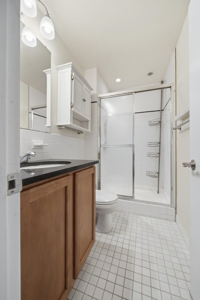 Building Photo - 821 Douglas Ave